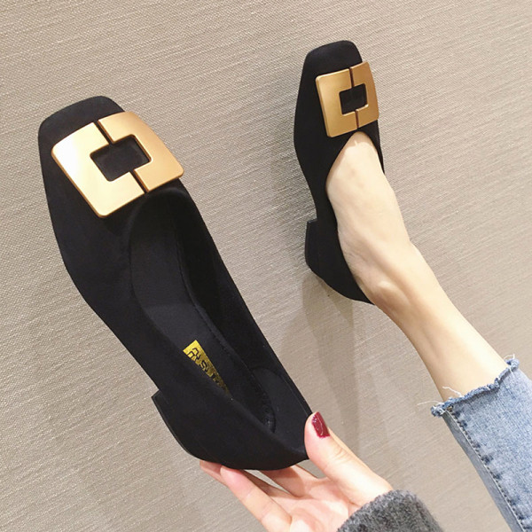 Modern női cipő csattal és alacsony vastag sarkú fekete, piros, zöld és bézs színekben