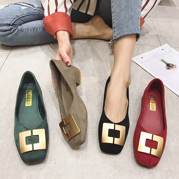 Modern női cipő csattal és alacsony vastag sarkú fekete, piros, zöld és bézs színekben