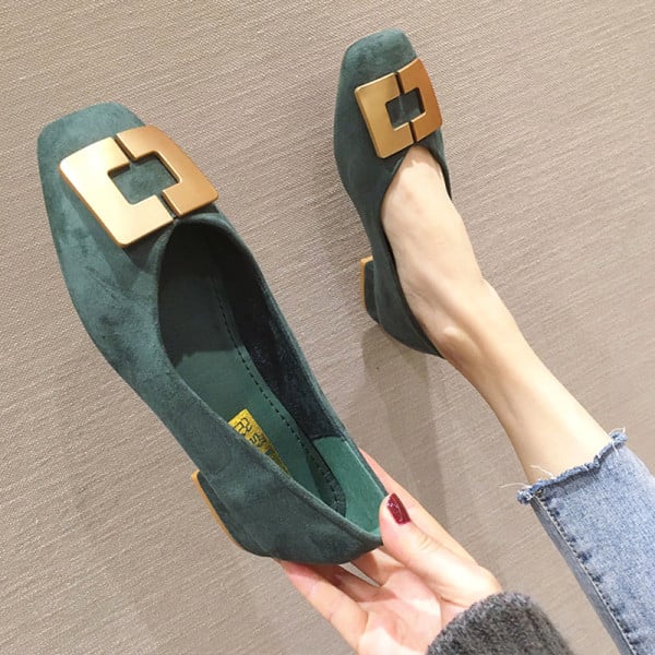 Modern női cipő csattal és alacsony vastag sarkú fekete, piros, zöld és bézs színekben