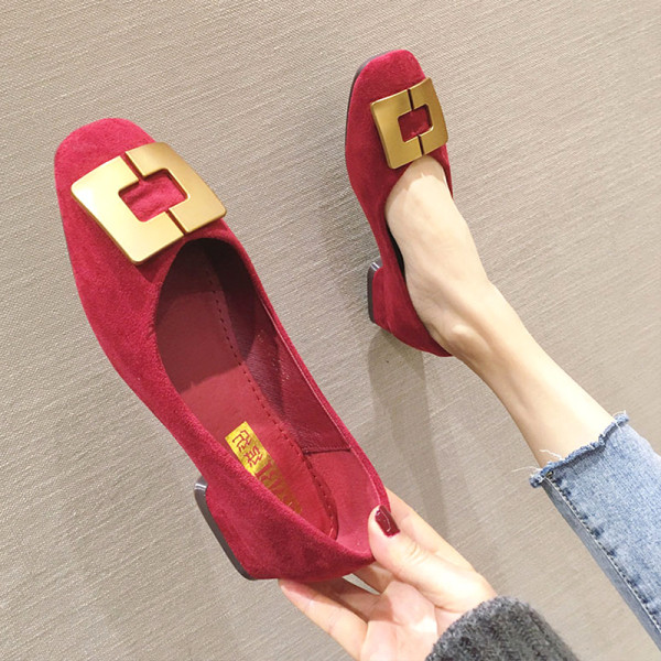 Modern női cipő csattal és alacsony vastag sarkú fekete, piros, zöld és bézs színekben