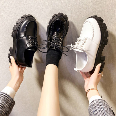 Γυναικεία παπούτσια με χοντρή σόλα σε  μαύρο και άσπρο χρώμα