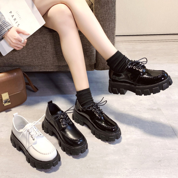 Pantofi casual dama cu talpa aspra in alb-negru