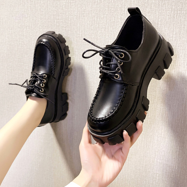 Pantofi casual dama cu talpa aspra in alb-negru