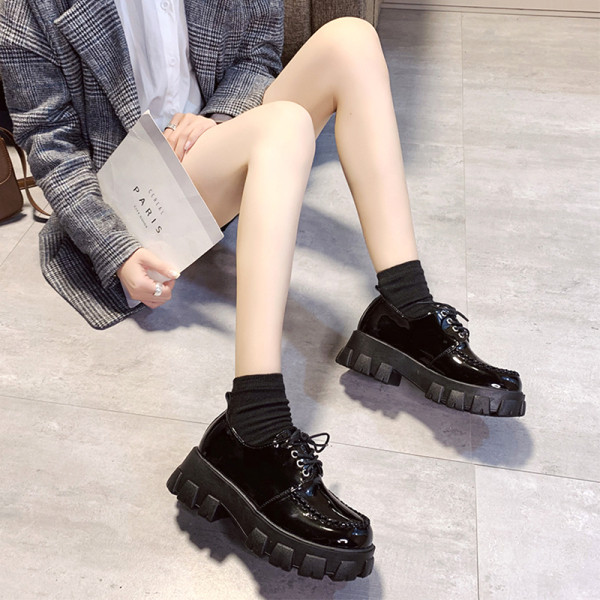 Pantofi casual dama cu talpa aspra in alb-negru