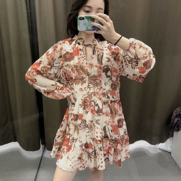 Női alkalmi ruha modell kivágott V-nyakkal, fűzős virágmintával