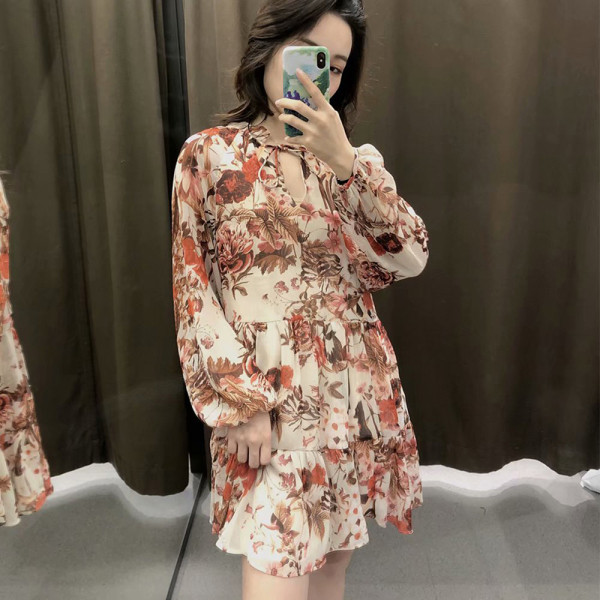 Női alkalmi ruha modell kivágott V-nyakkal, fűzős virágmintával