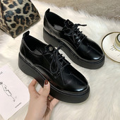 Női bőr alkalmi cipő magas platformmal, fekete színben