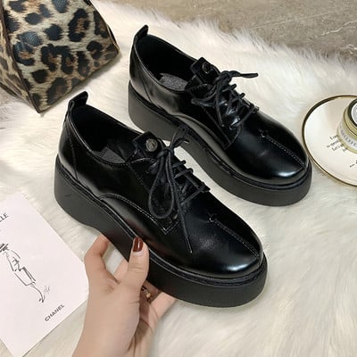 Γυναικεία έκο δερμάτινα παπούτσια σε πλατφόρμα σε μαύρο χρώμα