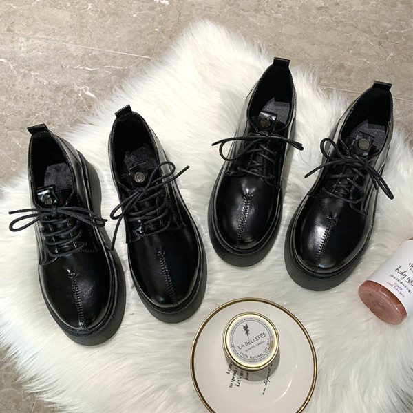 Női bőr alkalmi cipő magas platformmal, fekete színben