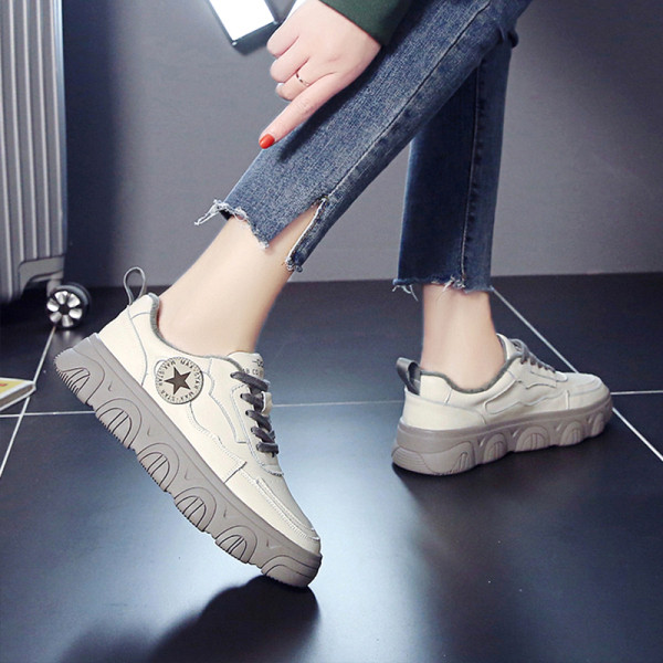 Női alkalmi tornacipő magas talppal, fehér és szürke színben