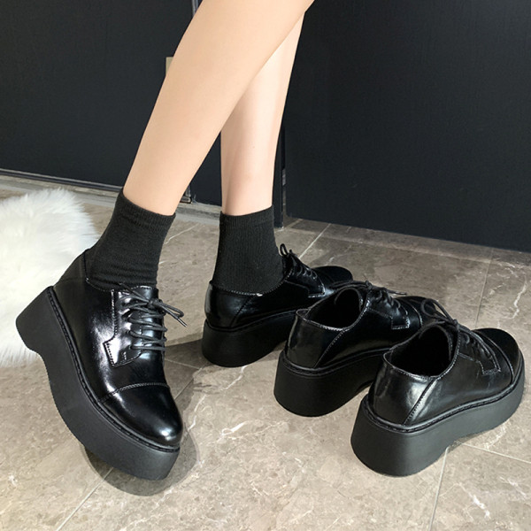 Pantofi de dama din piele cu talpa inalta de culoare neagra