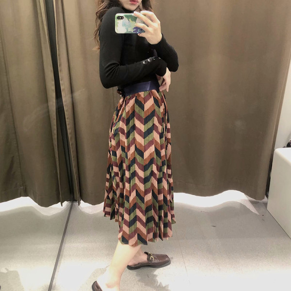 Hosszú, többszínű redős szoknya elasztikus derékkal