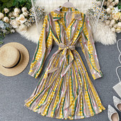 Modern női ruha mintával, övvel és klasszikus gallérral, sárga, szürke, kék és bézs színben