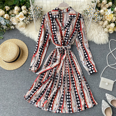 Modern női ruha mintával, övvel és klasszikus gallérral, sárga, szürke, kék és bézs színben