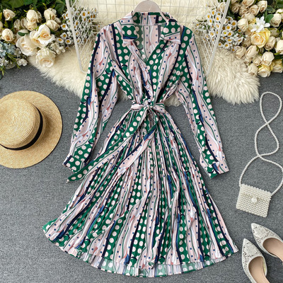 Modern női ruha mintával, övvel és klasszikus gallérral, sárga, szürke, kék és bézs színben