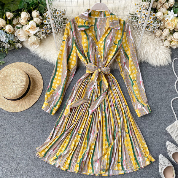 Modern női ruha mintával, övvel és klasszikus gallérral, sárga, szürke, kék és bézs színben