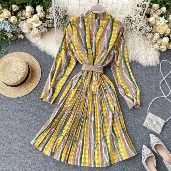 Modern női ruha mintával, övvel és klasszikus gallérral, sárga, szürke, kék és bézs színben