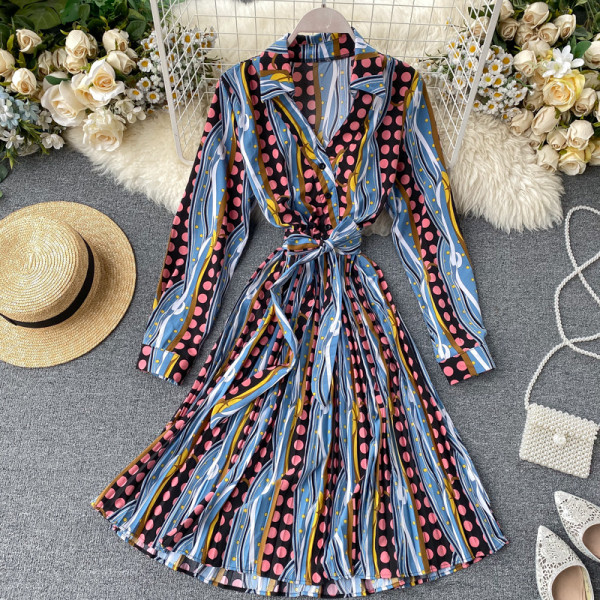 Modern női ruha mintával, övvel és klasszikus gallérral, sárga, szürke, kék és bézs színben