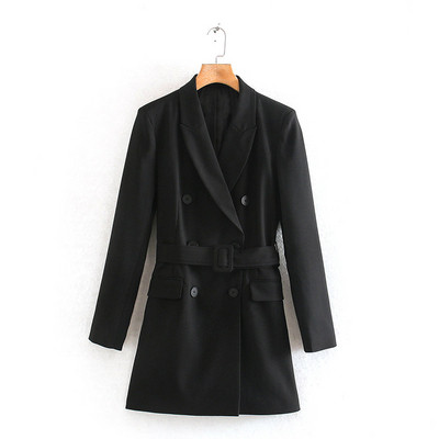 Női testhezálló ruha típusú kabát gombokkal és övvel, fekete színben
