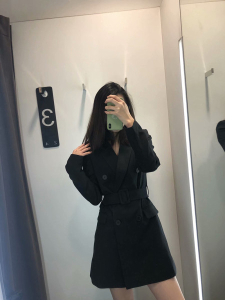 Női testhezálló ruha típusú kabát gombokkal és övvel, fekete színben