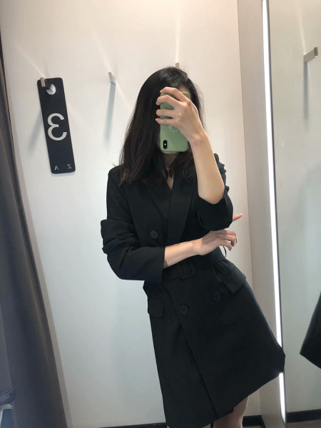 Női testhezálló ruha típusú kabát gombokkal és övvel, fekete színben