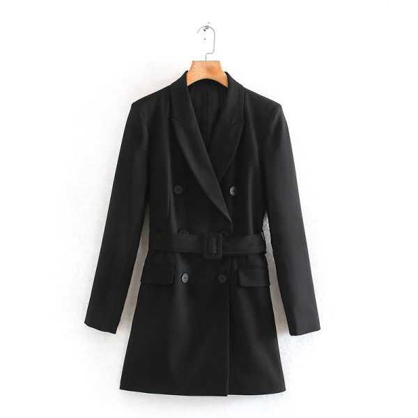 Női testhezálló ruha típusú kabát gombokkal és övvel, fekete színben