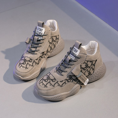 Κορυφαία γυναικεία αθλητικά παπούτσια με γράμματα σε καφέ, μαύρο και γκρι χρώμα