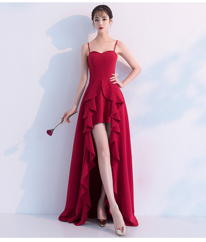 Елегантна дамска рокля с тънки презрамки - асиметричен модел в черен и червен цвят