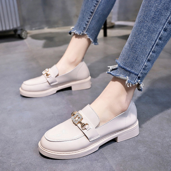 Pantofi moderni de dama cu catarama metalica in alb-negru