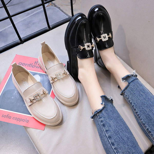 Pantofi moderni de dama cu catarama metalica in alb-negru