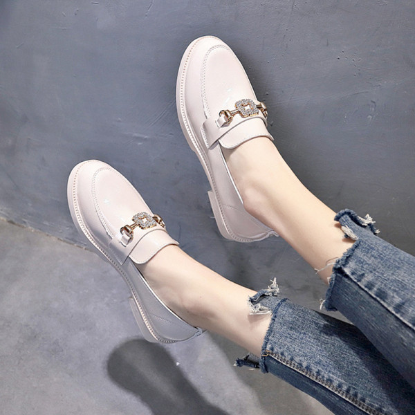 Pantofi moderni de dama cu catarama metalica in alb-negru