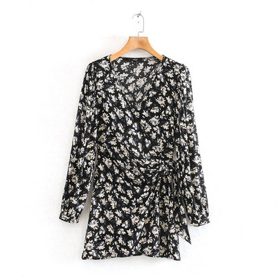 Női alkalmi ruha V-nyakú, derékkötővel, fekete és virágmintával