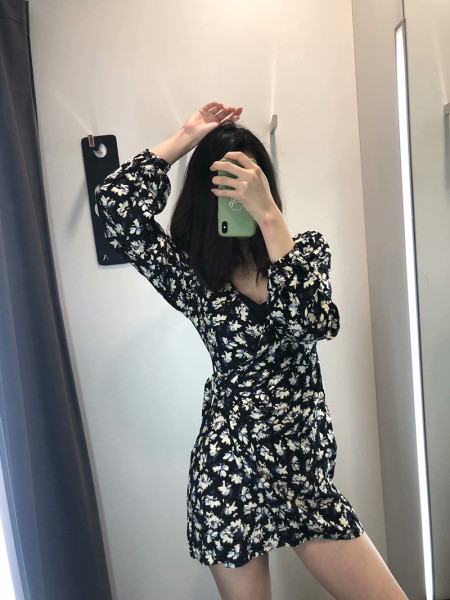 Női alkalmi ruha V-nyakú, derékkötővel, fekete és virágmintával