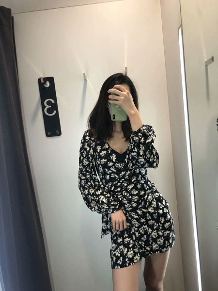 Női alkalmi ruha V-nyakú, derékkötővel, fekete és virágmintával