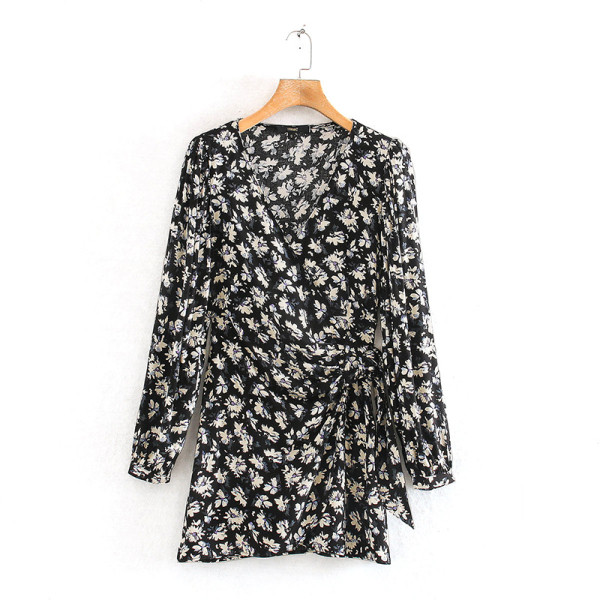 Női alkalmi ruha V-nyakú, derékkötővel, fekete és virágmintával