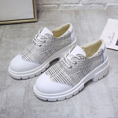 Női alkalmi cipő durva talppal, fehér és fekete színben