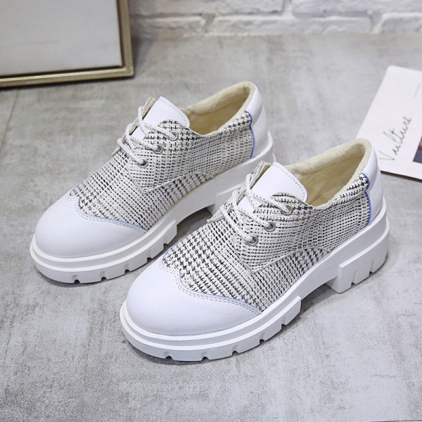 Női alkalmi cipő durva talppal, fehér és fekete színben