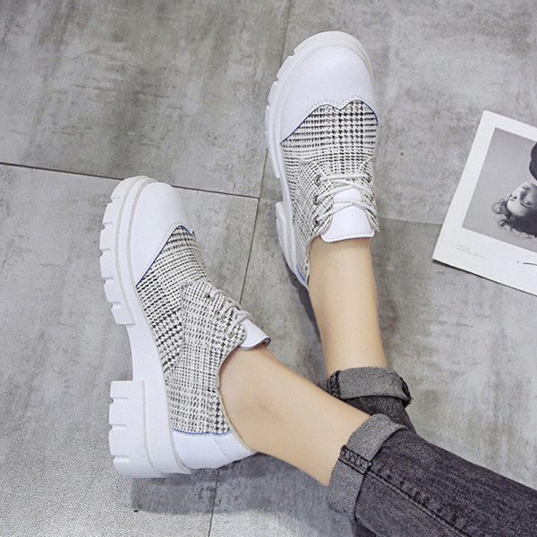 Női alkalmi cipő durva talppal, fehér és fekete színben