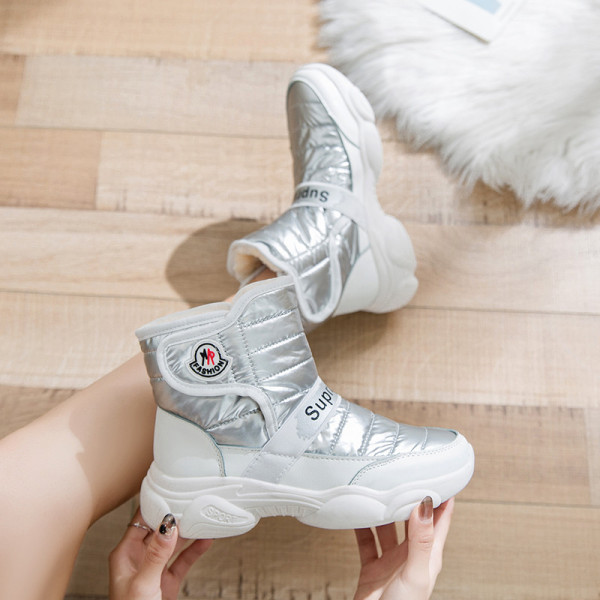 Női téli csizma puha béléssel, fekete és ezüst színben