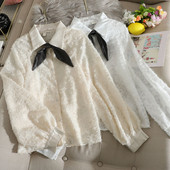 Μοντέρνο γυναικείο πουκάμισο με κρόσσια και φιόγκο στο κολάρο  σε λευκό και μπεζ χρώμα