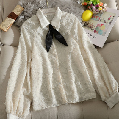 Μοντέρνο γυναικείο πουκάμισο με κρόσσια και φιόγκο στο κολάρο  σε λευκό και μπεζ χρώμα