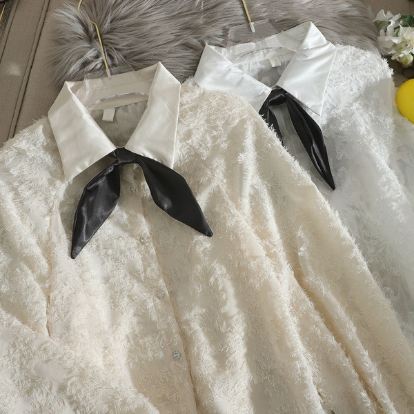 Μοντέρνο γυναικείο πουκάμισο με κρόσσια και φιόγκο στο κολάρο  σε λευκό και μπεζ χρώμα