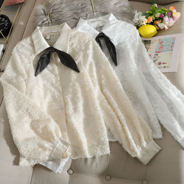 Μοντέρνο γυναικείο πουκάμισο με κρόσσια και φιόγκο στο κολάρο  σε λευκό και μπεζ χρώμα