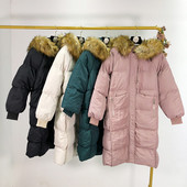 Női hosszú téli kabát cipzárral és kapucnival, rózsaszín, zöld, fehér és fekete tollal