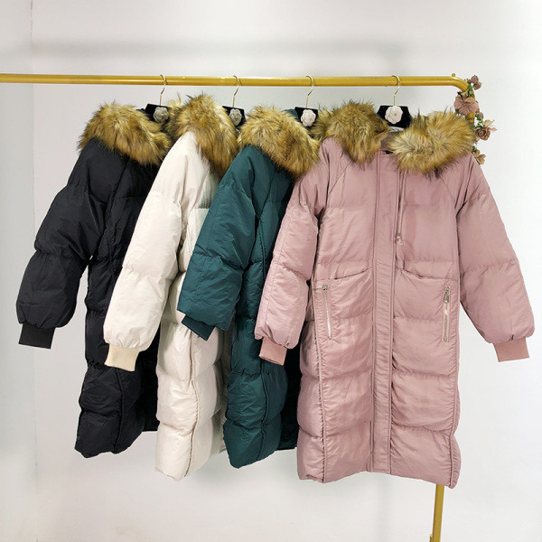 Női hosszú téli kabát cipzárral és kapucnival, rózsaszín, zöld, fehér és fekete tollal