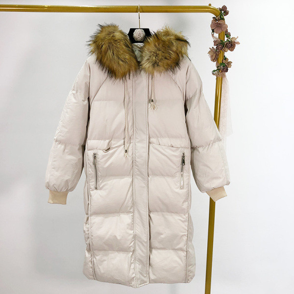 Női hosszú téli kabát cipzárral és kapucnival, rózsaszín, zöld, fehér és fekete tollal