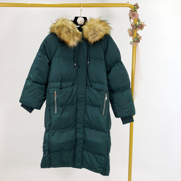 Női hosszú téli kabát cipzárral és kapucnival, rózsaszín, zöld, fehér és fekete tollal