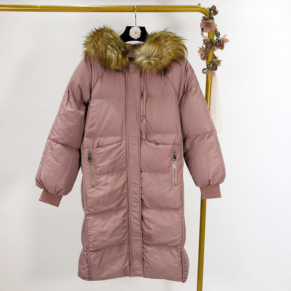 Női hosszú téli kabát cipzárral és kapucnival, rózsaszín, zöld, fehér és fekete tollal