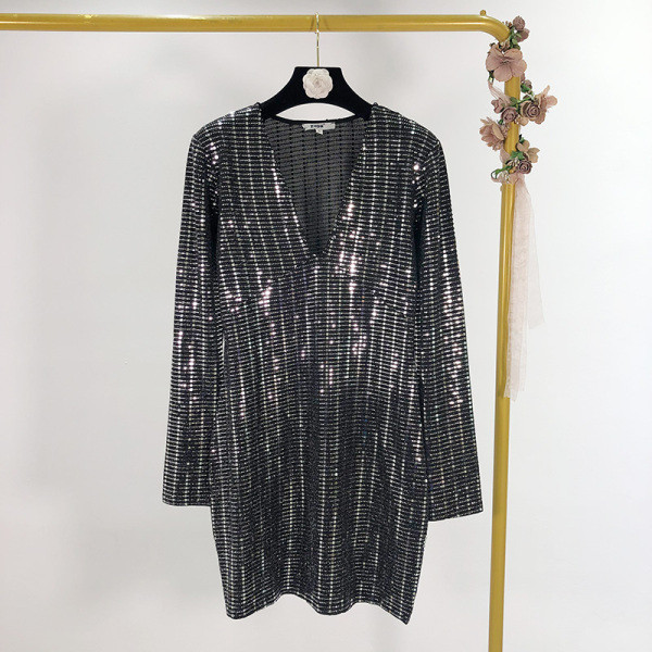 Modern rövid ruha flitterekkel és V-nyakú fekete színben