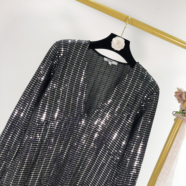 Modern rövid ruha flitterekkel és V-nyakú fekete színben